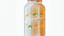 Zwei PET-Flaschen, eine leer, eine mit Orangensaft. An beiden Flaschen sind transparente Folienetiketten angebracht. 